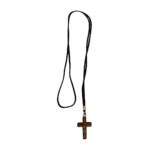 Colar com cruz de madeira e crucifixo de metal